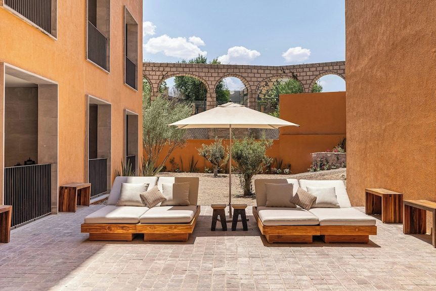 Cleviá, San Miguel de Allende, Autograph Collection