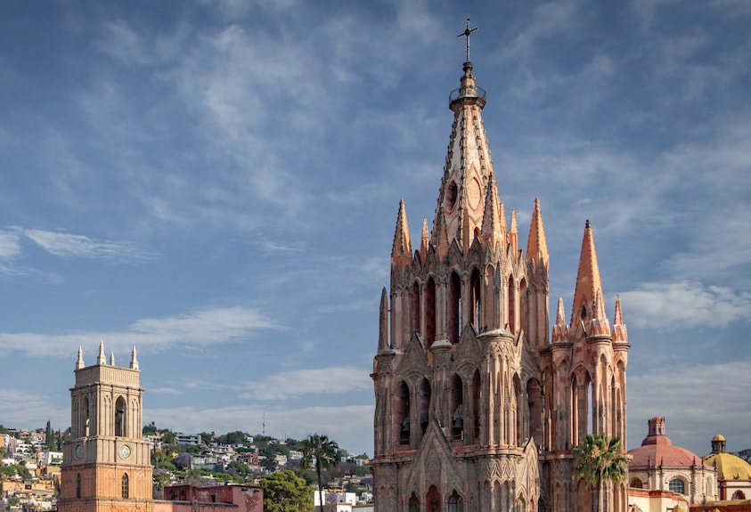 Crisol - Frente a la Parroquia de San Miguel Arcángel