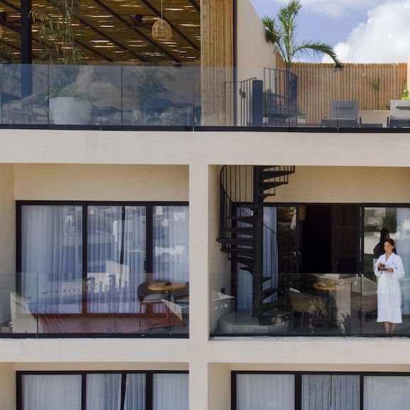 Hive Cancun by G Hotels
