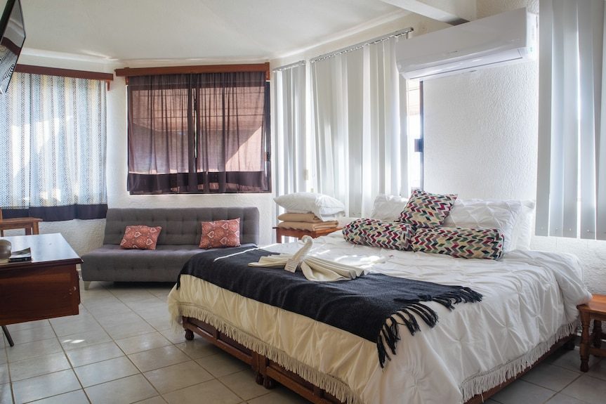 LOS GIRASOLES HOTEL