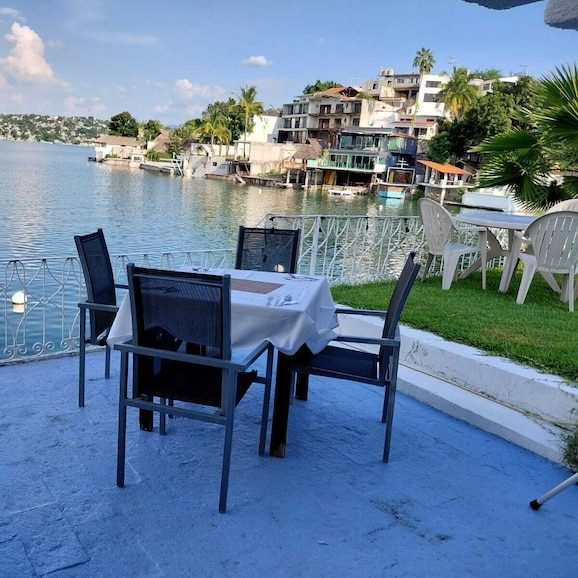 Marina Palace Tequesquitengo
