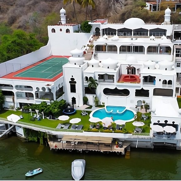 Marina Palace Tequesquitengo