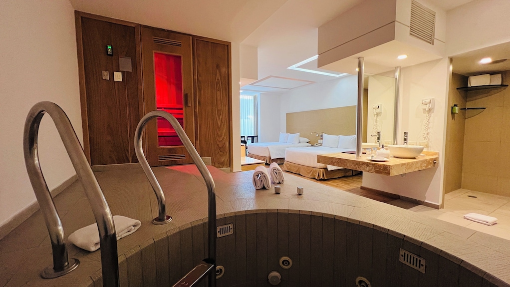 Ramada by Wyndham Mexico City Santa Fe