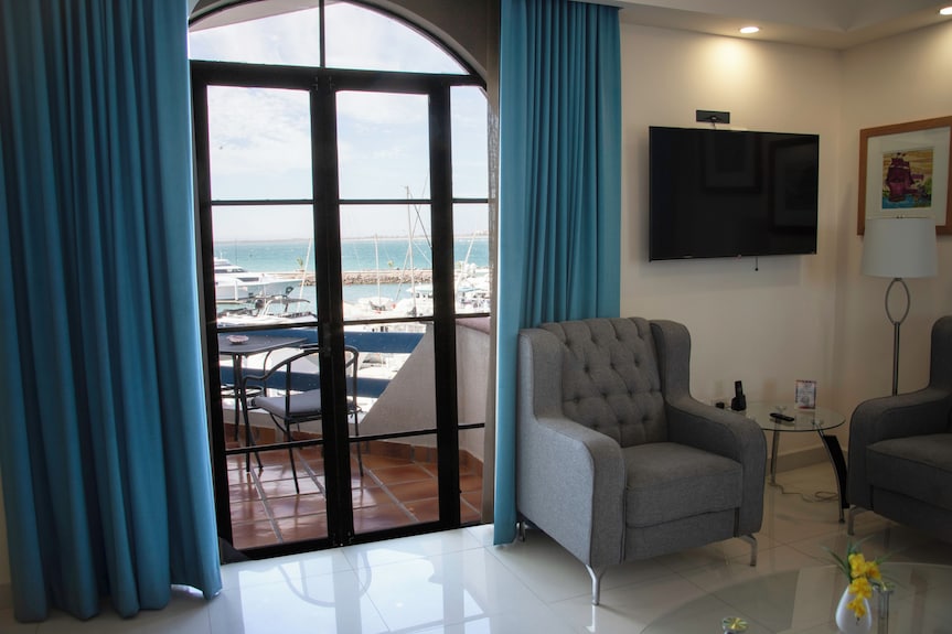 The Westmarine Waterfront Hotel