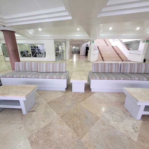 Las Torres Gemelas Suites & Beach Resort